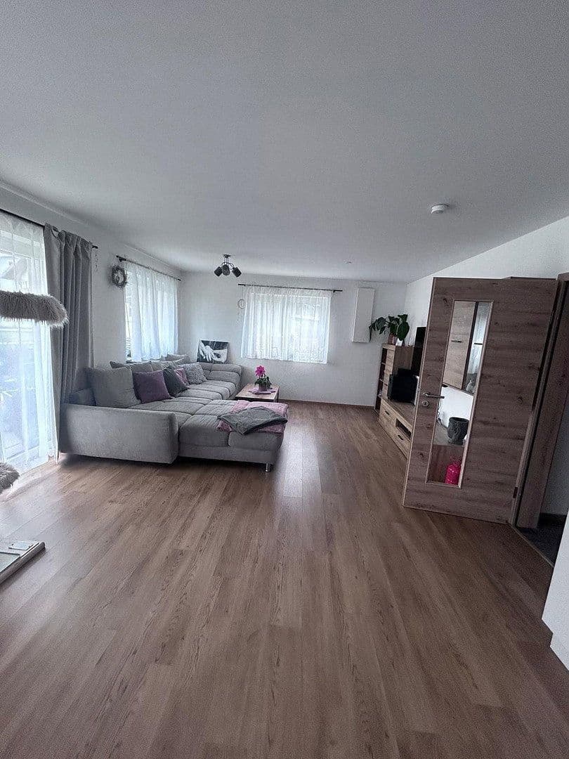 Pronájem bytu 3+1 78 m², Schloßstraße 11, Aham, Bavorsko Pronájem bytu 3+1 78 m², Schloßstraße 11, Aham, Bavorsko