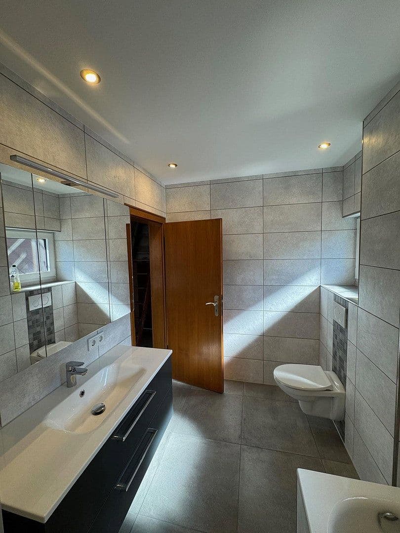 Pronájem domu 120 m², pozemek 306 m², Oberhausen, Severní Porýní-Vestfálsko Pronájem domu 120 m², pozemek 306 m², Oberhausen, Severní Porýní-Vestfálsko