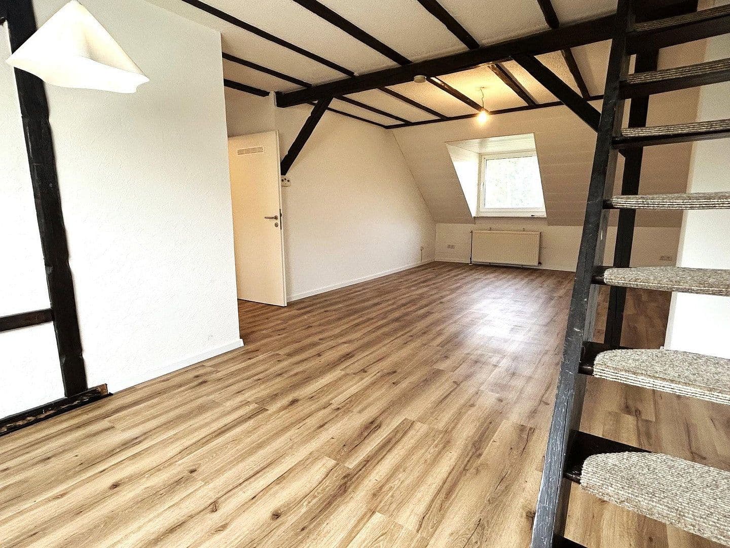 Pronájem bytu 3+kk 87 m², Grafenstraße 13, Wuppertal, Severní Porýní-Vestfálsko Pronájem bytu 3+kk 87 m², Grafenstraße 13, Wuppertal, Severní Porýní-Vestfálsko