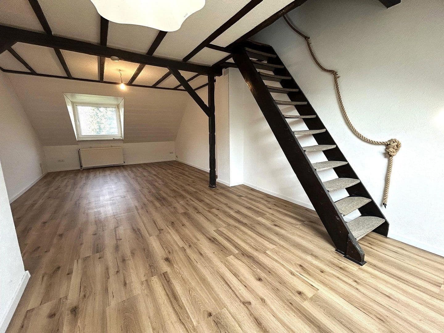 Pronájem bytu 3+kk 87 m², Grafenstraße 13, Wuppertal, Severní Porýní-Vestfálsko Pronájem bytu 3+kk 87 m², Grafenstraße 13, Wuppertal, Severní Porýní-Vestfálsko