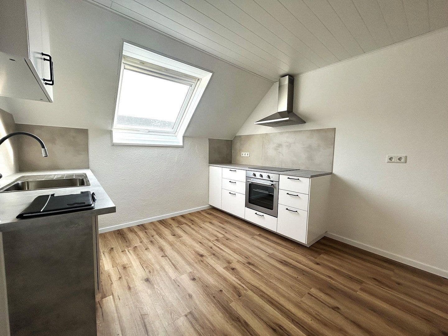 Pronájem bytu 3+kk 87 m², Grafenstraße 13, Wuppertal, Severní Porýní-Vestfálsko Pronájem bytu 3+kk 87 m², Grafenstraße 13, Wuppertal, Severní Porýní-Vestfálsko