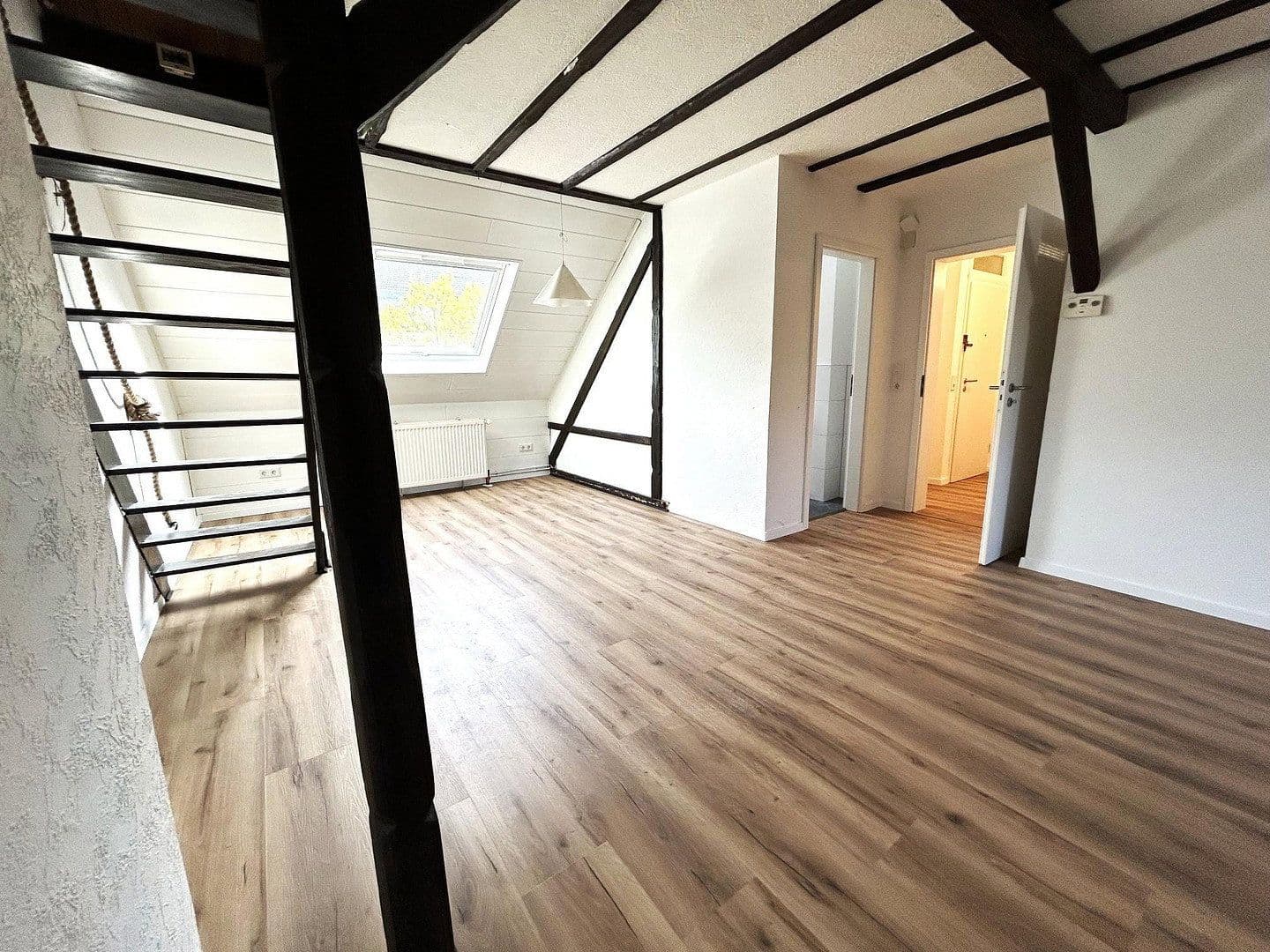 Pronájem bytu 3+kk 87 m², Grafenstraße 13, Wuppertal, Severní Porýní-Vestfálsko Pronájem bytu 3+kk 87 m², Grafenstraße 13, Wuppertal, Severní Porýní-Vestfálsko