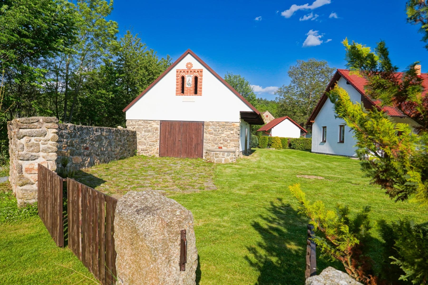 Prodej domu 220 m², pozemek 1.697 m², Nechvalice, Středočeský kraj Prodej domu 220 m², pozemek 1.697 m², Nechvalice, Středočeský kraj