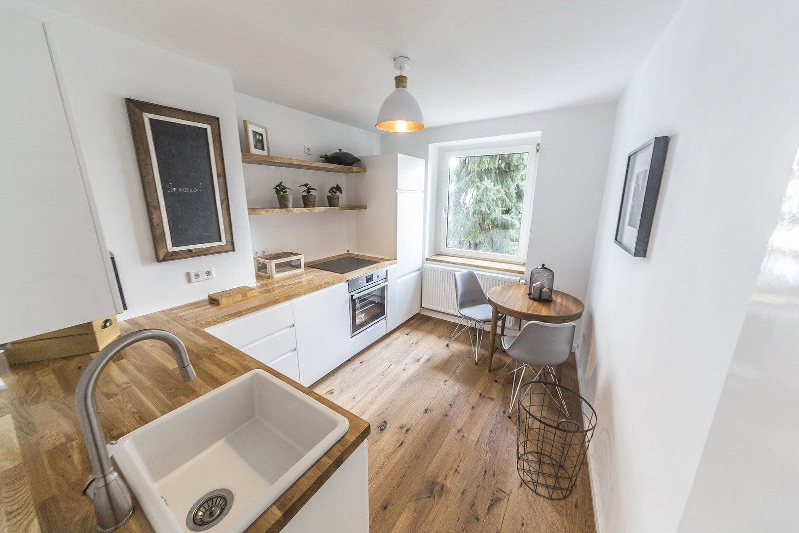 Pronájem bytu 2+1 56 m², Gladbacherstr. 27, Düsseldorf, Severní Porýní-Vestfálsko Pronájem bytu 2+1 56 m², Gladbacherstr. 27, Düsseldorf, Severní Porýní-Vestfálsko