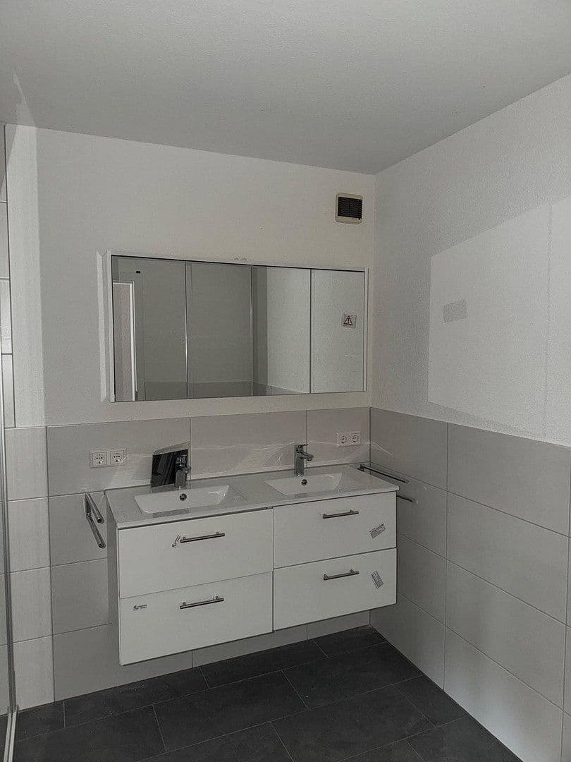 Prodej bytu 4+1 93 m², Alte Schulstr. 11, Zimmern ob Rottweil, Bádensko-Württembersko Prodej bytu 4+1 93 m², Alte Schulstr. 11, Zimmern ob Rottweil, Bádensko-Württembersko