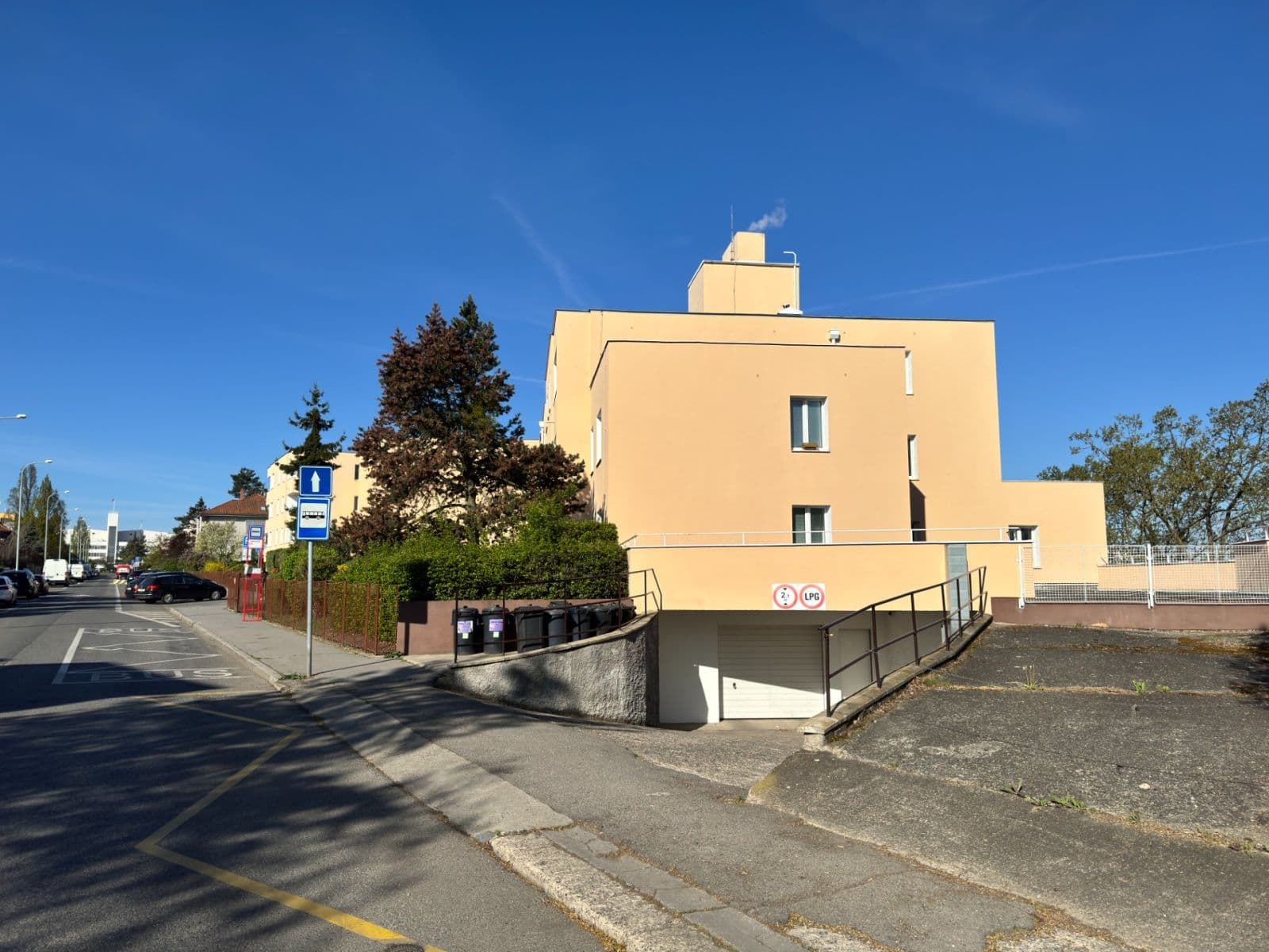 Pronájem garáže 15 m², Lumiérů, Praha, Praha Pronájem garáže 15 m², Lumiérů, Praha, Praha