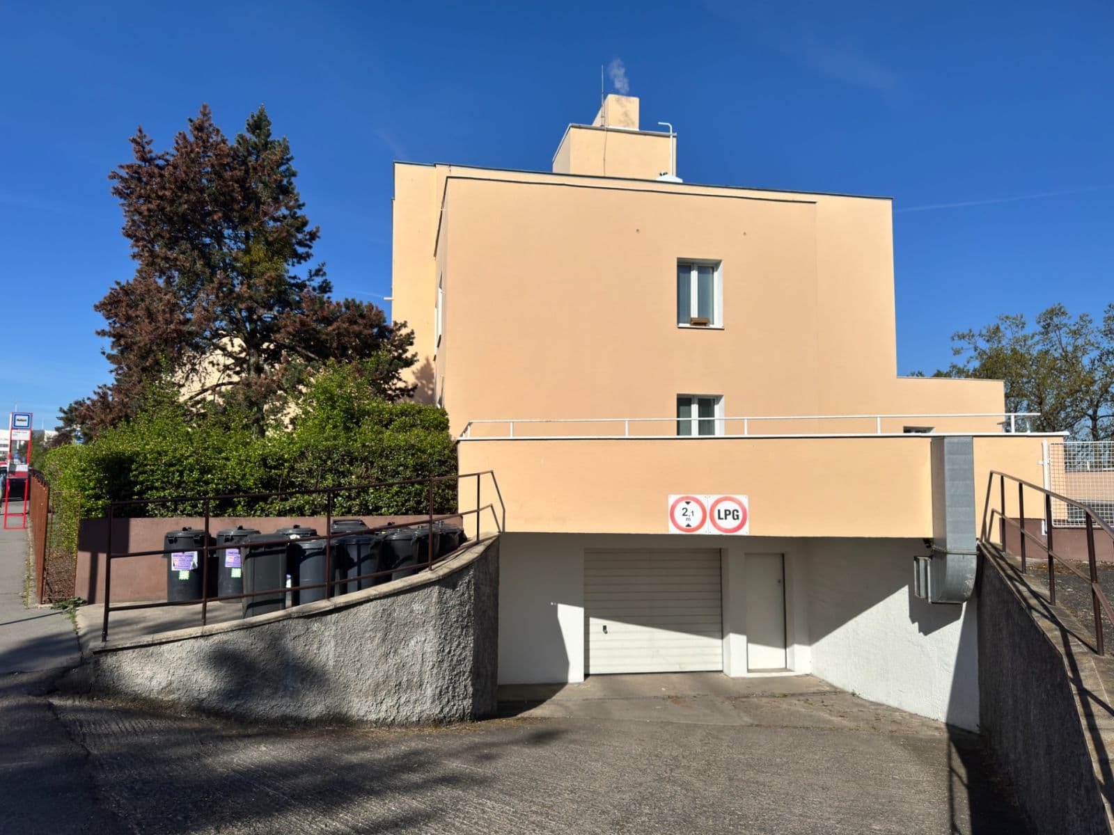 Pronájem garáže 15 m², Lumiérů, Praha, Praha Pronájem garáže 15 m², Lumiérů, Praha, Praha