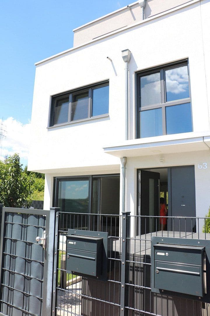 Pronájem domu 159 m², pozemek 155 m², Offenbach, Hessen Pronájem domu 159 m², pozemek 155 m², Offenbach, Hessen