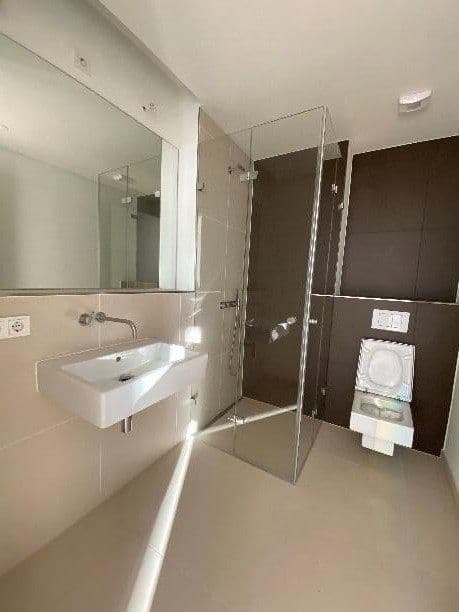 Pronájem bytu 3+1 170 m², Europa-Allee 103, Frankfurt am Main, Hessen Pronájem bytu 3+1 170 m², Europa-Allee 103, Frankfurt am Main, Hessen