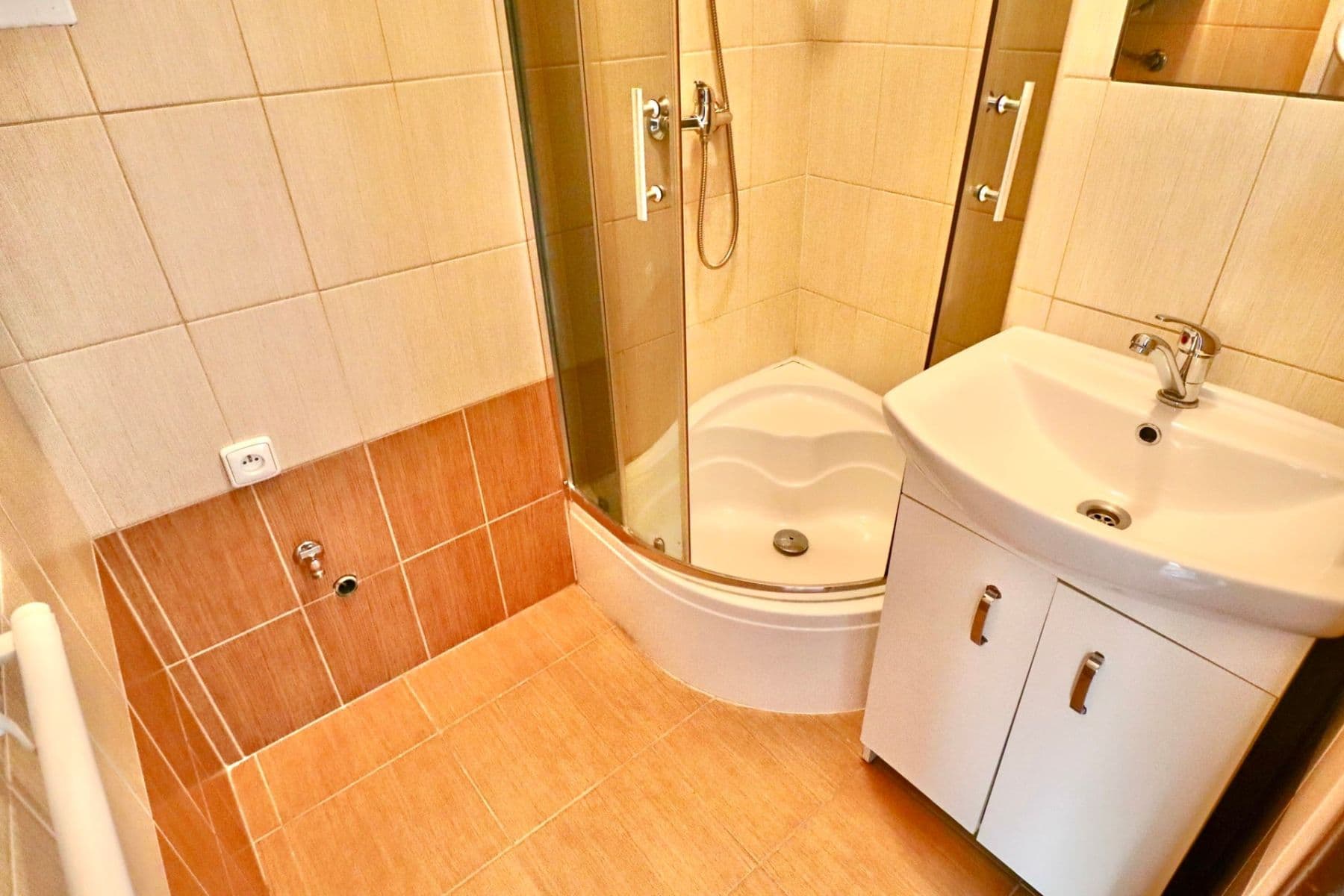 Pronájem bytu 1+kk 29 m², 28. pluku, Praha, Praha Pronájem bytu 1+kk 29 m², 28. pluku, Praha, Praha