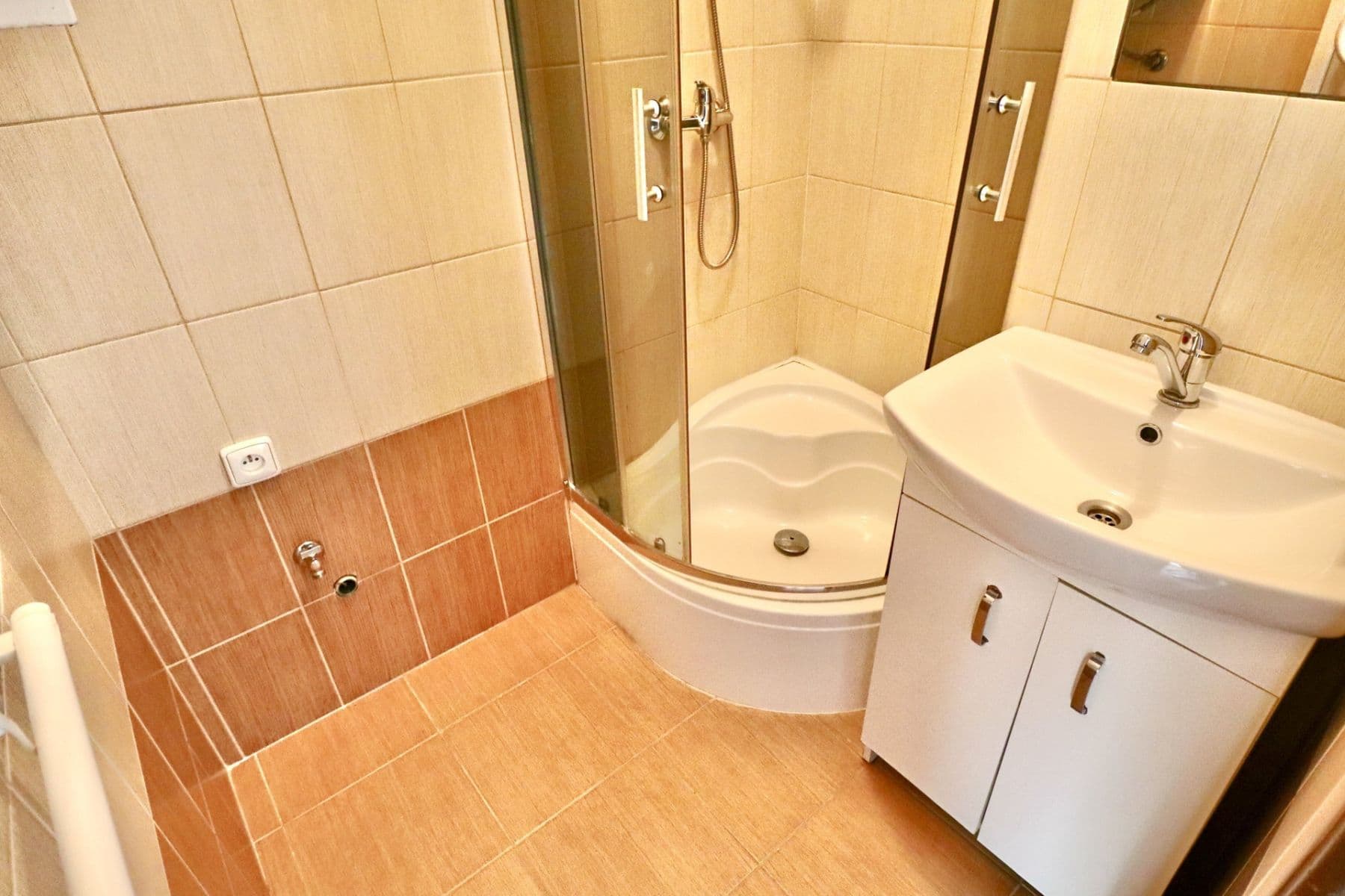 Pronájem bytu 1+kk 29 m², 28. pluku, Praha, Praha Pronájem bytu 1+kk 29 m², 28. pluku, Praha, Praha