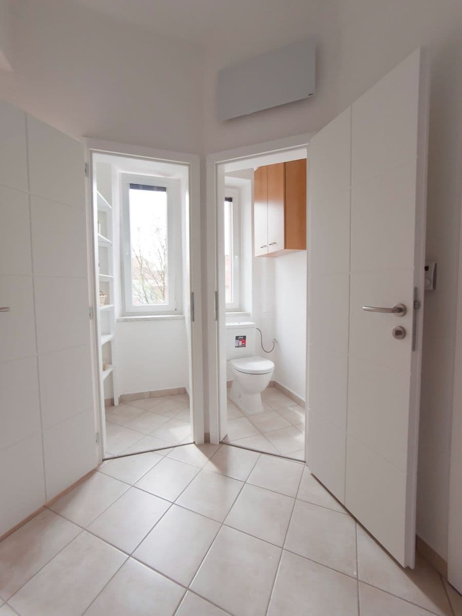 Pronájem bytu 1+1 44 m², Jarošova, Znojmo, Jihomoravský kraj Pronájem bytu 1+1 44 m², Jarošova, Znojmo, Jihomoravský kraj
