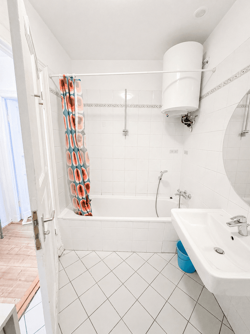 Prodej bytu 1+1 34 m², Simon Dach Str 20, Berlin, Berlín Prodej bytu 1+1 34 m², Simon Dach Str 20, Berlin, Berlín
