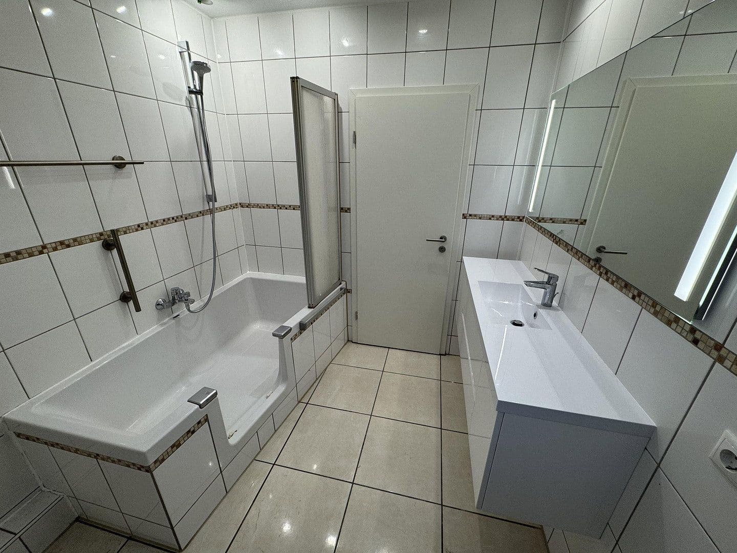 Pronájem bytu 4+1 86 m², Gernotstraße, Gernsheim, Hessen Pronájem bytu 4+1 86 m², Gernotstraße, Gernsheim, Hessen