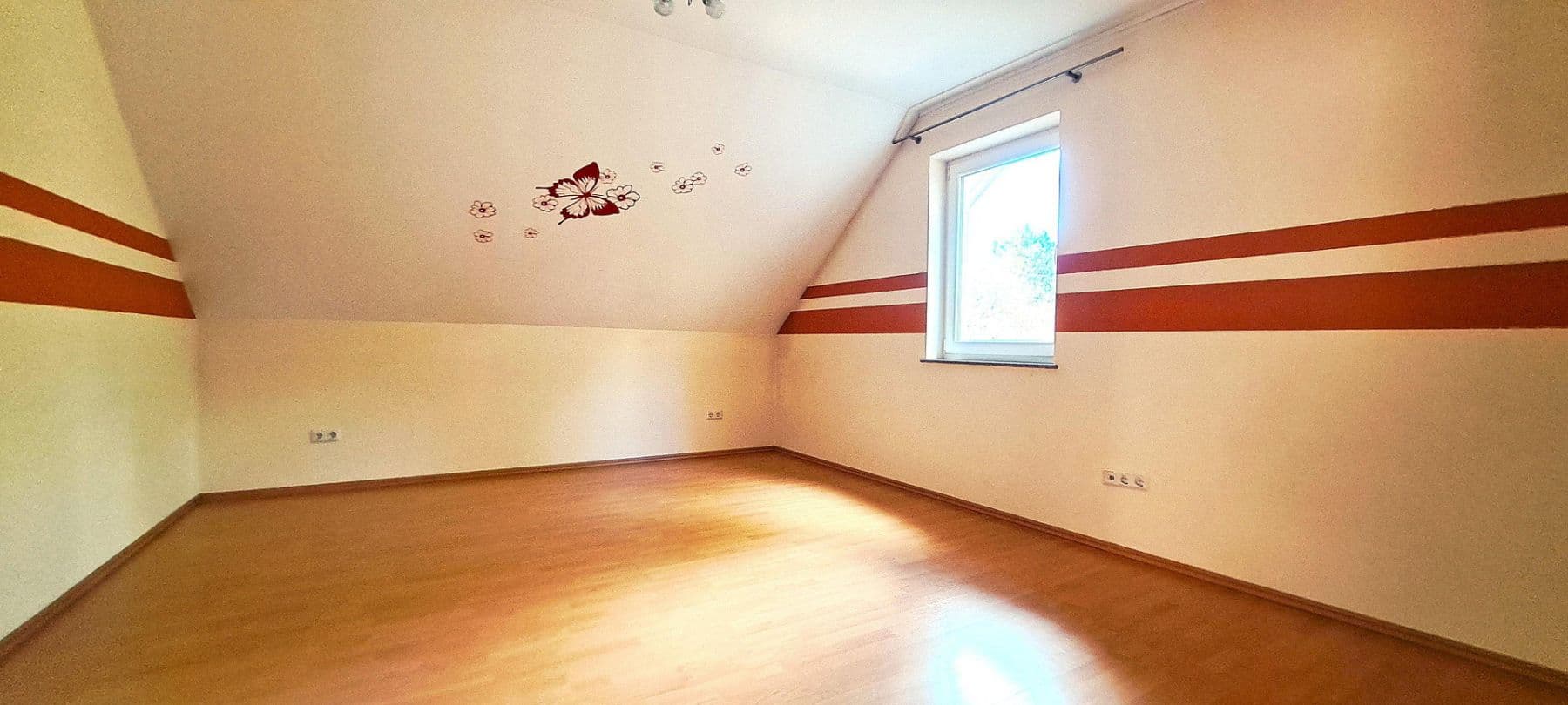Prodej domu 345 m², pozemek 584 m², Kaiserslautern-Erlenbach, Porýní-Falc Prodej domu 345 m², pozemek 584 m², Kaiserslautern-Erlenbach, Porýní-Falc