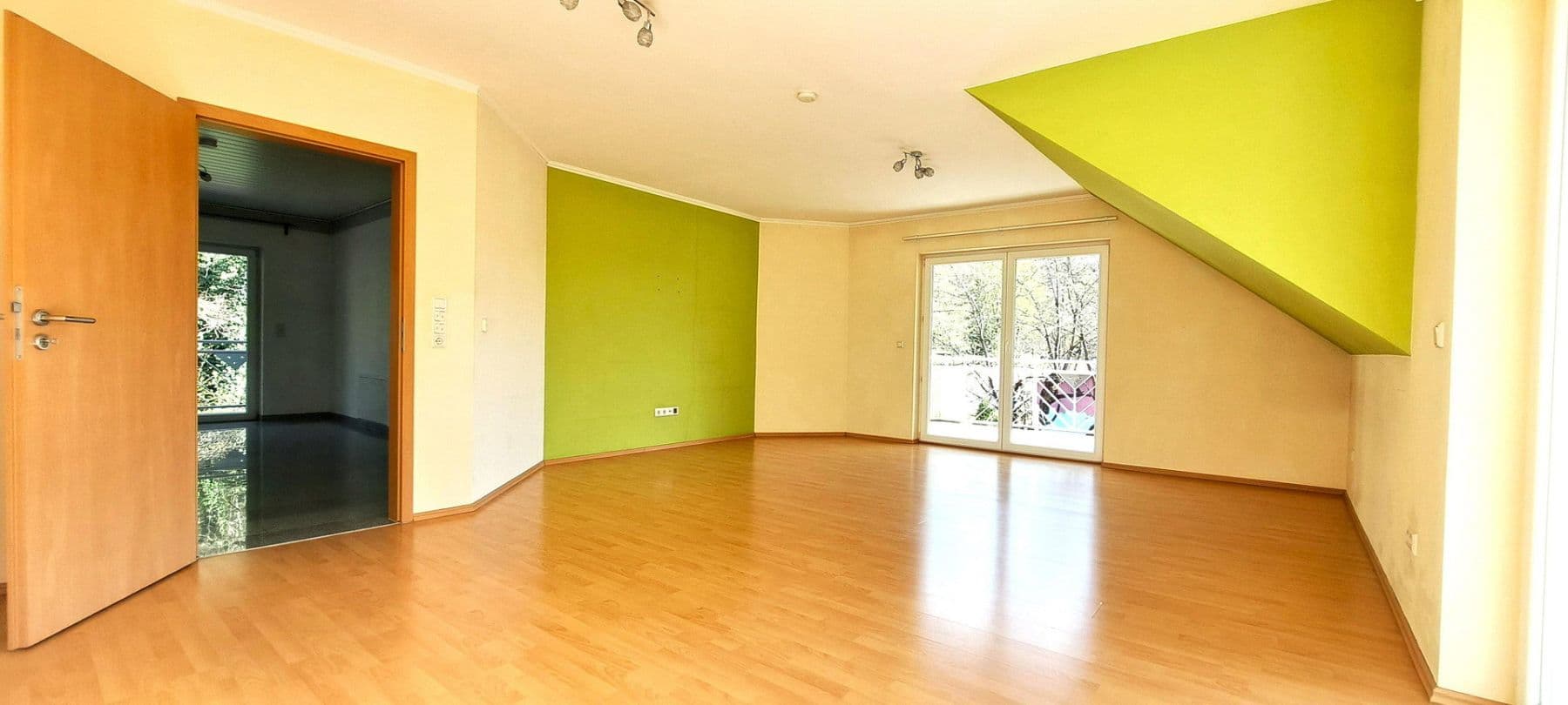 Prodej domu 345 m², pozemek 584 m², Kaiserslautern-Erlenbach, Porýní-Falc Prodej domu 345 m², pozemek 584 m², Kaiserslautern-Erlenbach, Porýní-Falc