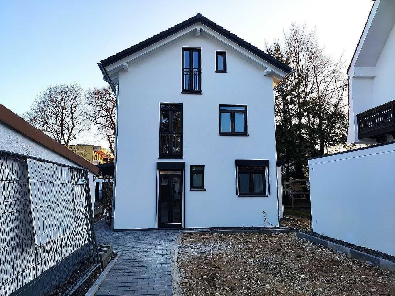 Pronájem domu 145 m², pozemek 350 m², Schopenhauerstr. 2A, Neubiberg, Bavorsko Pronájem domu 145 m², pozemek 350 m², Schopenhauerstr. 2A, Neubiberg, Bavorsko