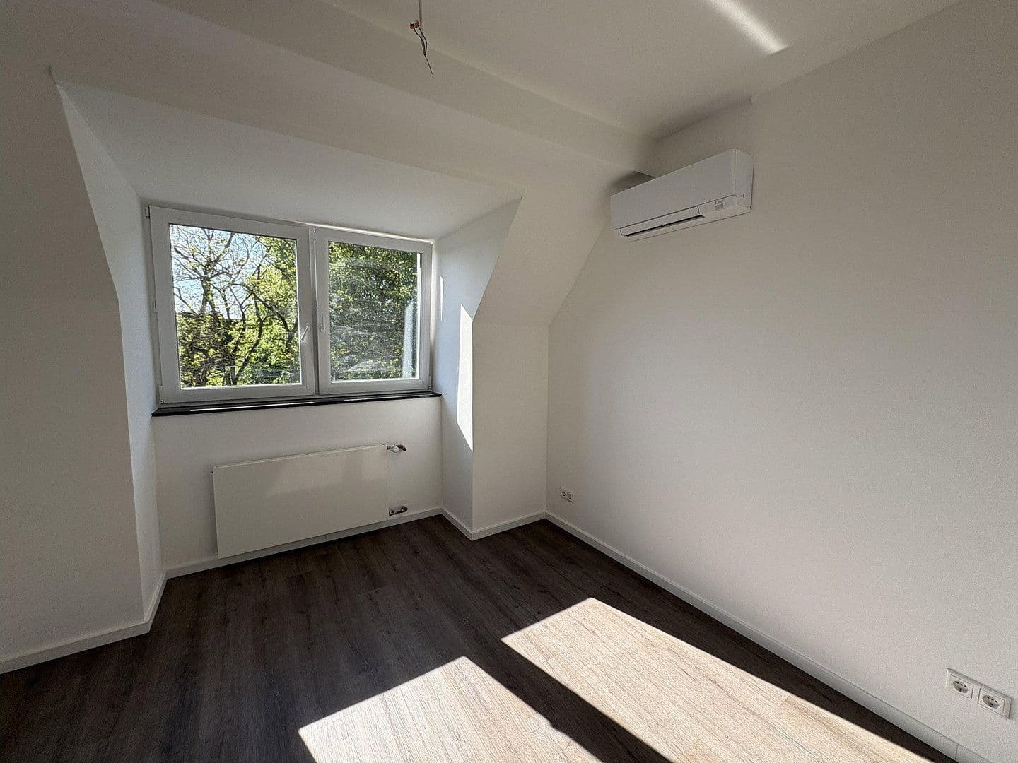 Pronájem bytu 4+1 105 m², Luxemburger Str.259, Köln, Severní Porýní-Vestfálsko Pronájem bytu 4+1 105 m², Luxemburger Str.259, Köln, Severní Porýní-Vestfálsko