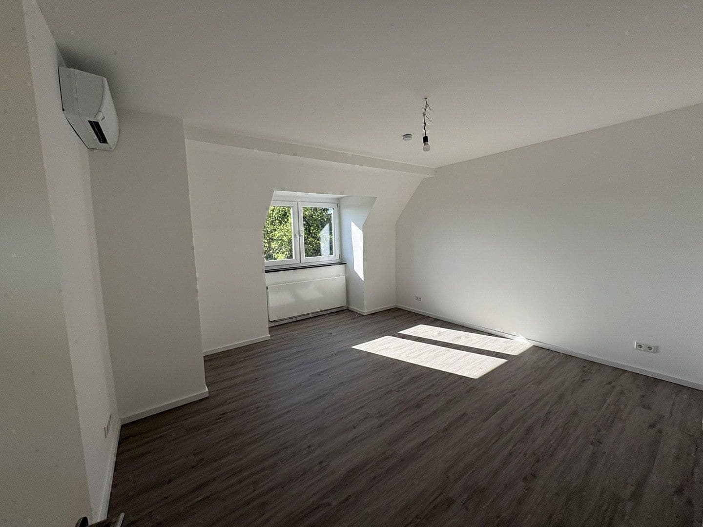 Pronájem bytu 4+1 105 m², Luxemburger Str.259, Köln, Severní Porýní-Vestfálsko Pronájem bytu 4+1 105 m², Luxemburger Str.259, Köln, Severní Porýní-Vestfálsko