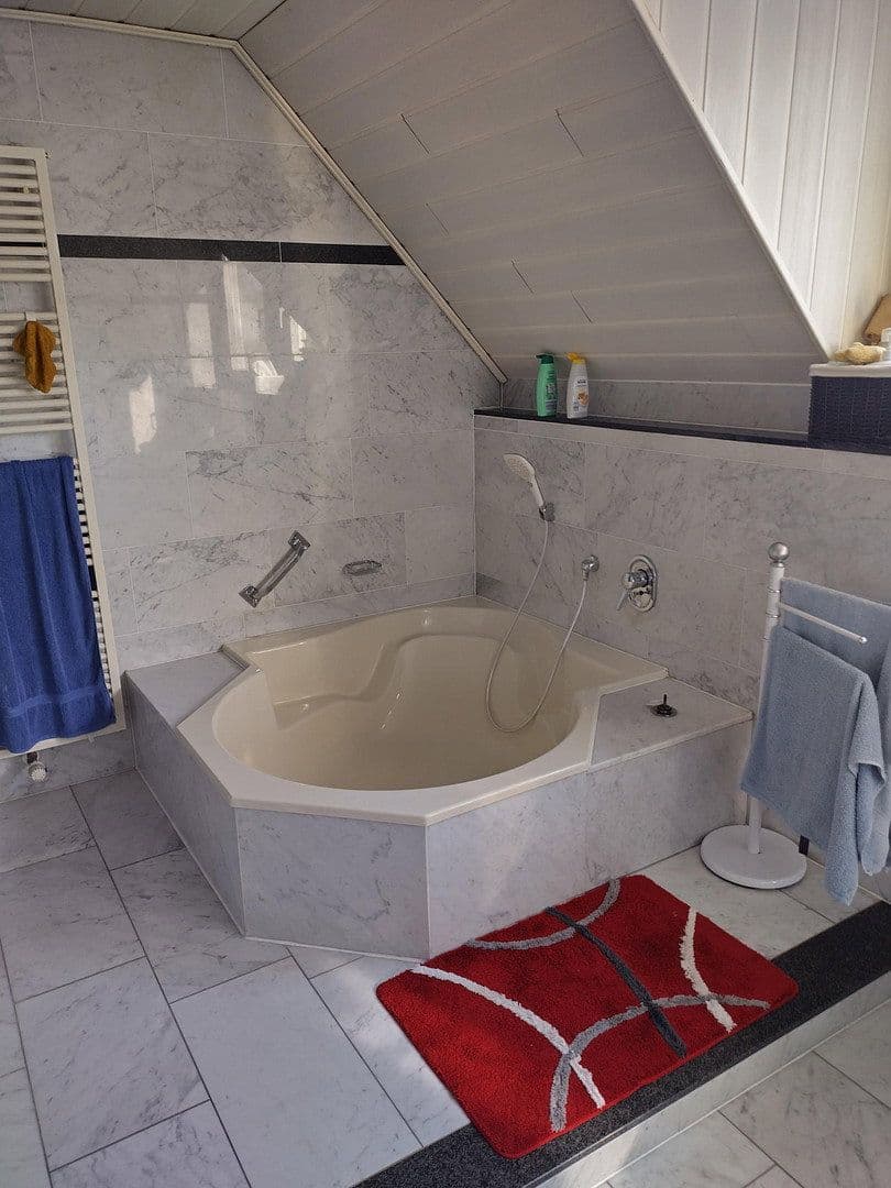 Prodej domu 368 m², pozemek 1.402 m², Hohlweg 8, Nettetal, Severní Porýní-Vestfálsko Prodej domu 368 m², pozemek 1.402 m², Hohlweg 8, Nettetal, Severní Porýní-Vestfálsko