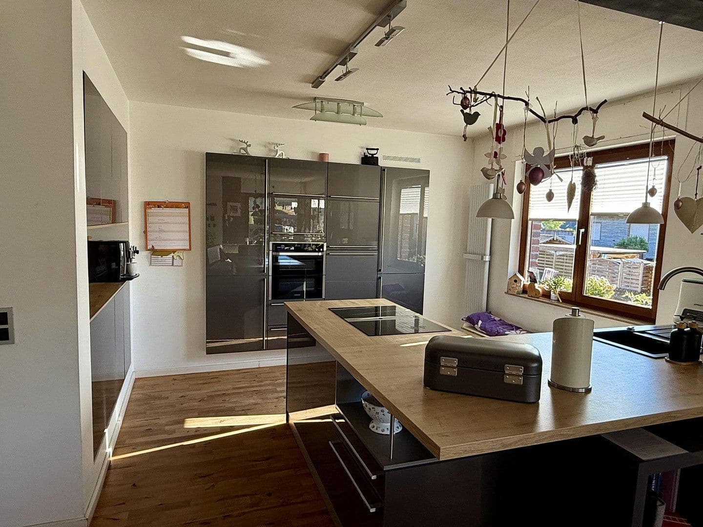 Prodej domu 330 m², pozemek 1.250 m², Birkenweg 22, Wettenberg, Hessen Prodej domu 330 m², pozemek 1.250 m², Birkenweg 22, Wettenberg, Hessen