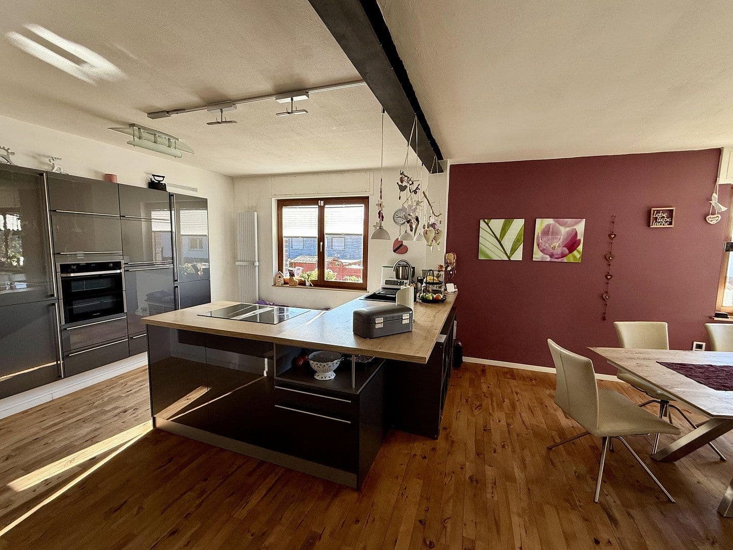 Prodej domu 330 m², pozemek 1.250 m², Birkenweg 22, Wettenberg, Hessen Prodej domu 330 m², pozemek 1.250 m², Birkenweg 22, Wettenberg, Hessen