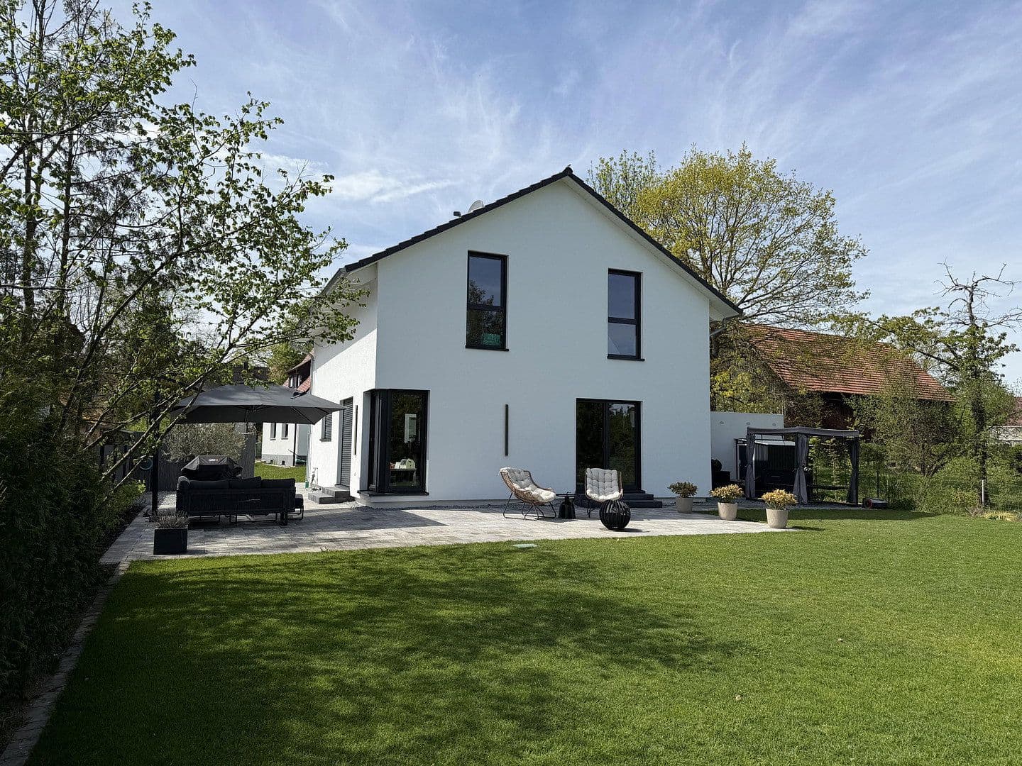 Prodej domu 127 m², pozemek 821 m², Steiner Straße 16a, Rohr, Bavorsko Prodej domu 127 m², pozemek 821 m², Steiner Straße 16a, Rohr, Bavorsko