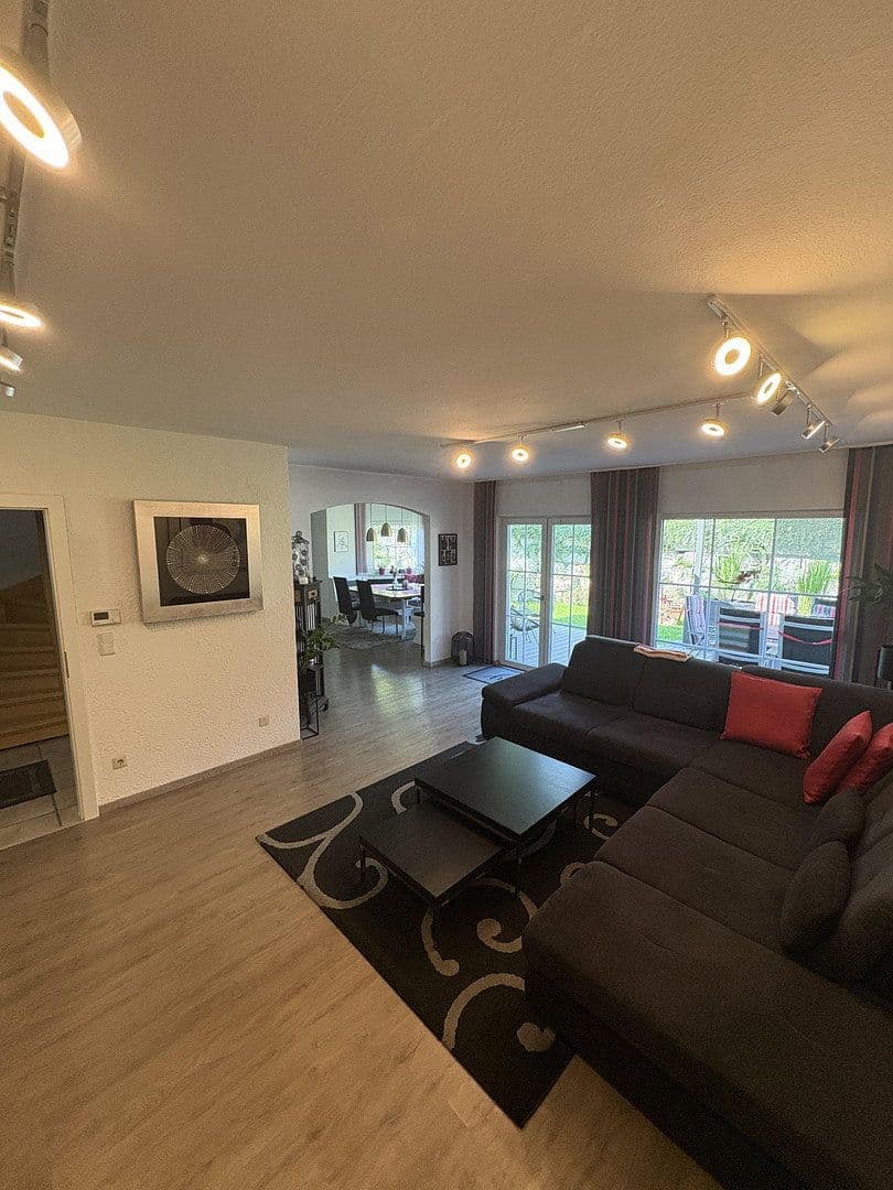 Prodej domu 133 m², pozemek 730 m², Kugelbergweg 5, Beratzhausen, Bavorsko Prodej domu 133 m², pozemek 730 m², Kugelbergweg 5, Beratzhausen, Bavorsko