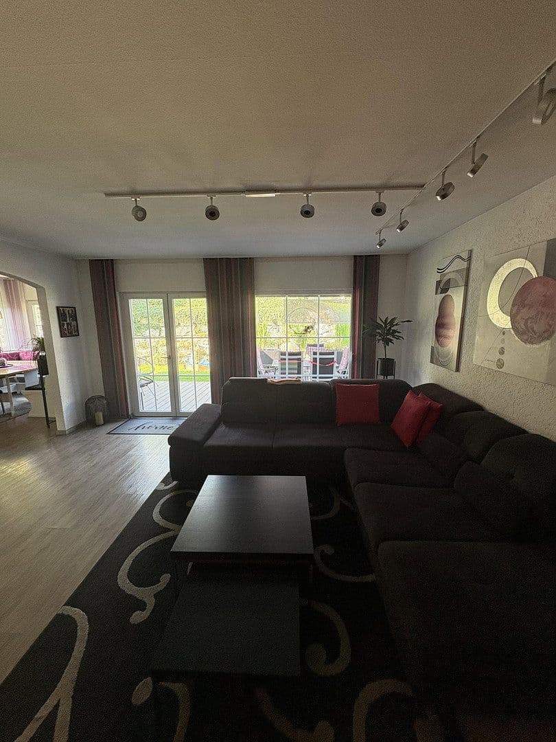 Prodej domu 133 m², pozemek 730 m², Kugelbergweg 5, Beratzhausen, Bavorsko Prodej domu 133 m², pozemek 730 m², Kugelbergweg 5, Beratzhausen, Bavorsko