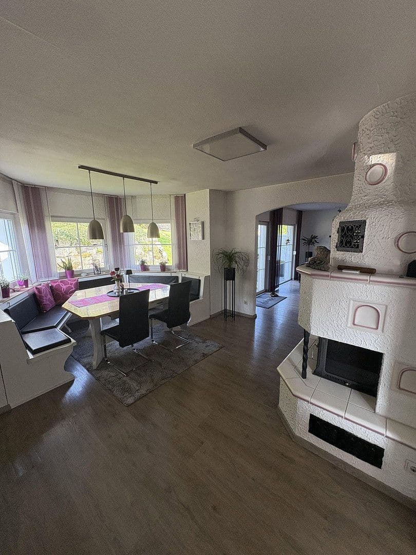 Prodej domu 133 m², pozemek 730 m², Kugelbergweg 5, Beratzhausen, Bavorsko Prodej domu 133 m², pozemek 730 m², Kugelbergweg 5, Beratzhausen, Bavorsko