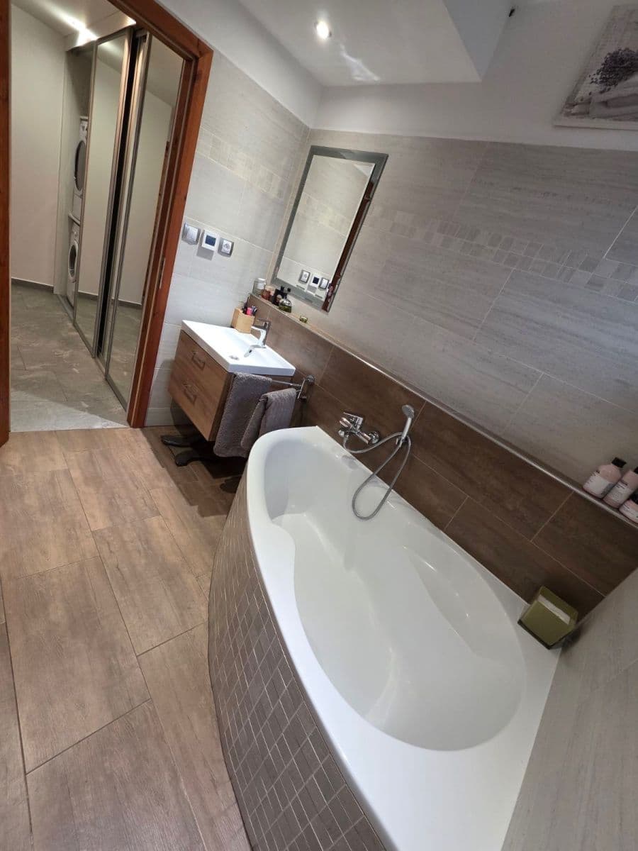 Pronájem bytu 3+kk 68 m², Na Výsluní, Hradec Králové, Královéhradecký kraj Pronájem bytu 3+kk 68 m², Na Výsluní, Hradec Králové, Královéhradecký kraj