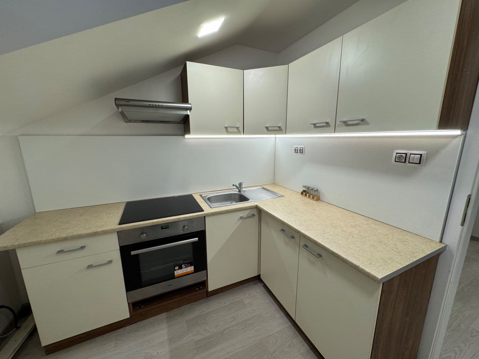 Pronájem bytu 2+kk 46 m², Práce, Děčín, Ústecký kraj Pronájem bytu 2+kk 46 m², Práce, Děčín, Ústecký kraj