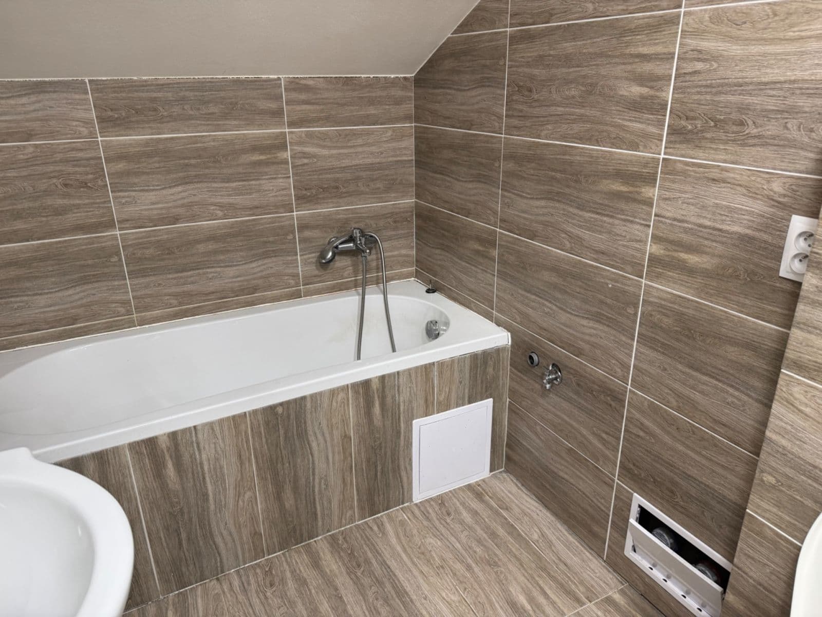 Pronájem bytu 2+kk 46 m², Práce, Děčín, Ústecký kraj Pronájem bytu 2+kk 46 m², Práce, Děčín, Ústecký kraj