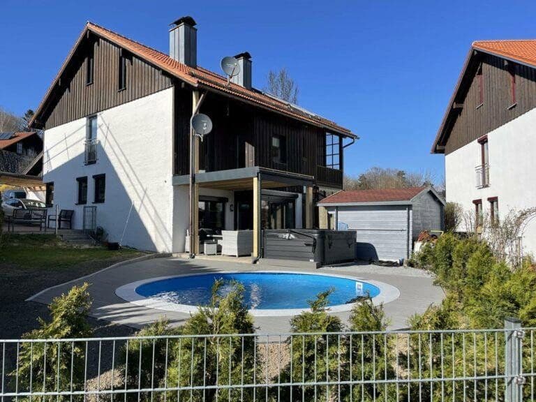Prodej domu 210 m², pozemek 327 m², Winterbergerstr. 44, Freyung, Bavorsko Prodej domu 210 m², pozemek 327 m², Winterbergerstr. 44, Freyung, Bavorsko