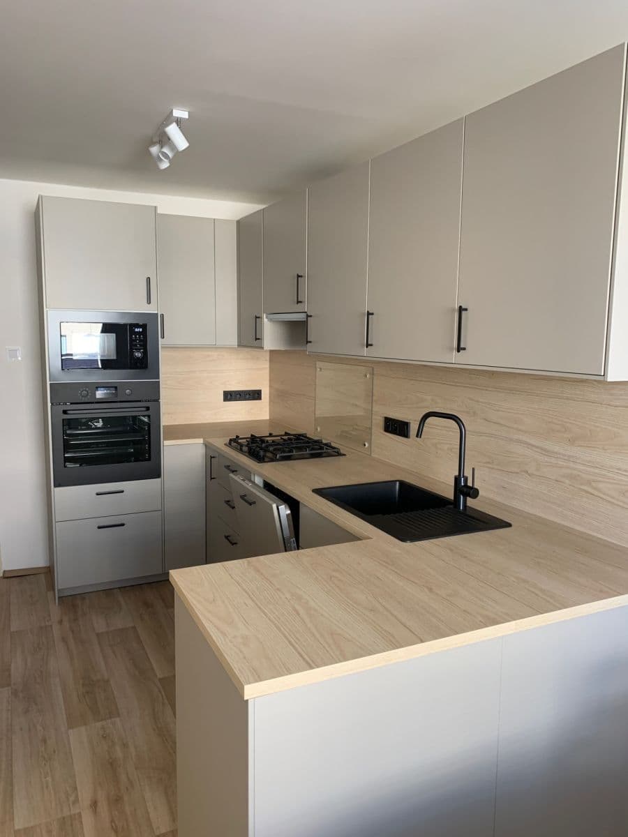 Pronájem bytu 3+1 90 m², Hněvkovského, Praha, Praha Pronájem bytu 3+1 90 m², Hněvkovského, Praha, Praha