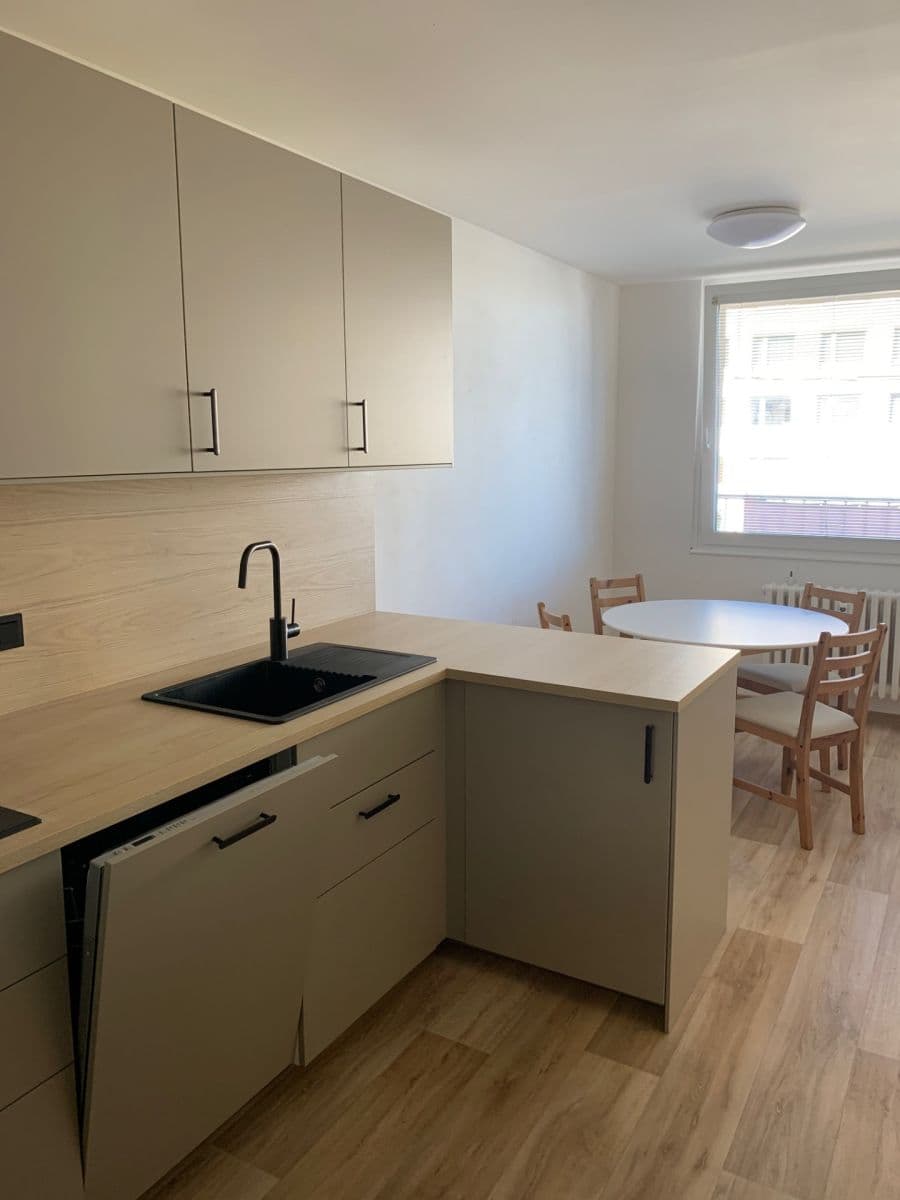 Pronájem bytu 3+1 90 m², Hněvkovského, Praha, Praha Pronájem bytu 3+1 90 m², Hněvkovského, Praha, Praha
