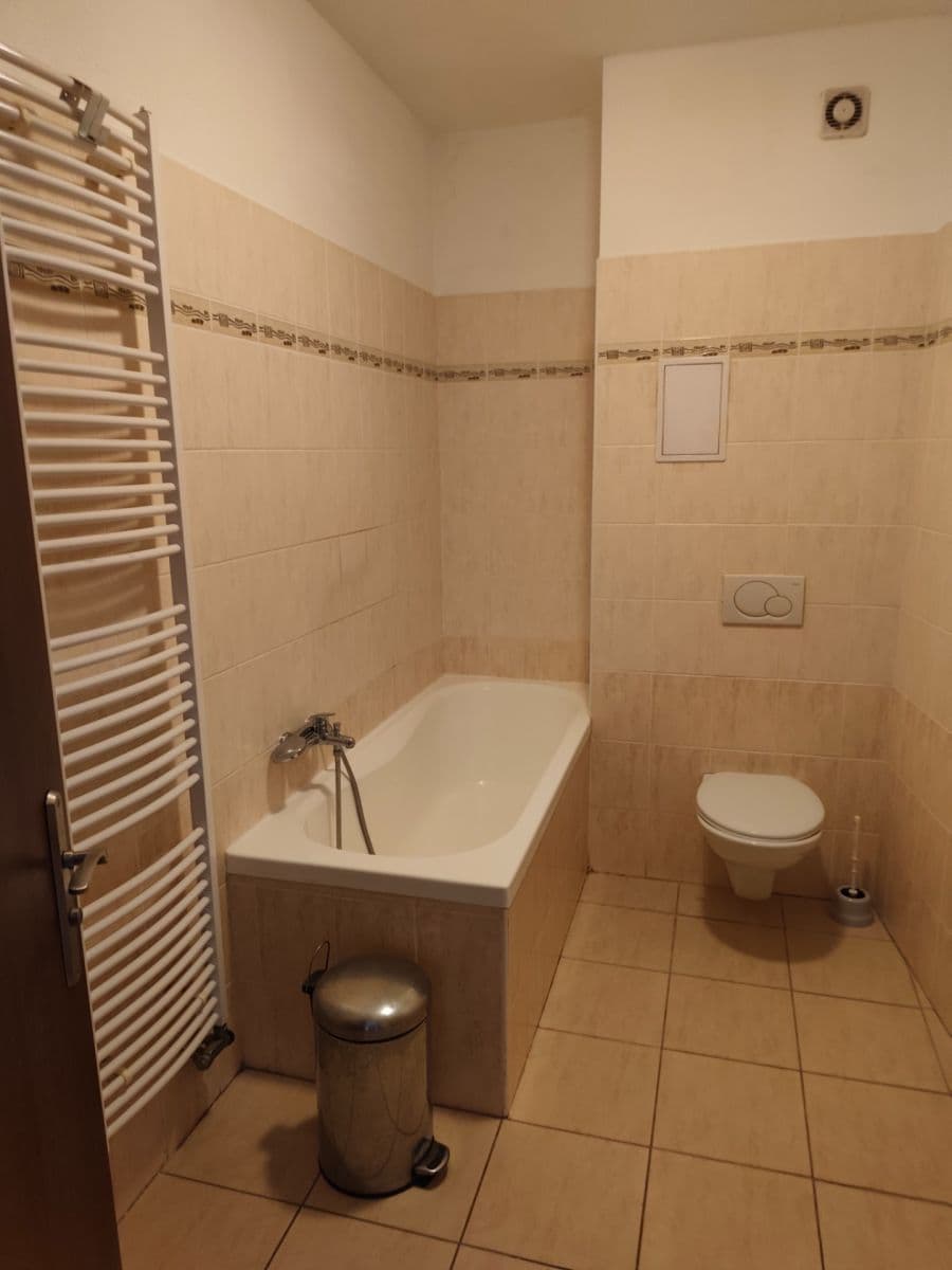 Pronájem bytu 1+kk 36 m², Resselovo náměstí, Chrudim, Pardubický kraj Pronájem bytu 1+kk 36 m², Resselovo náměstí, Chrudim, Pardubický kraj