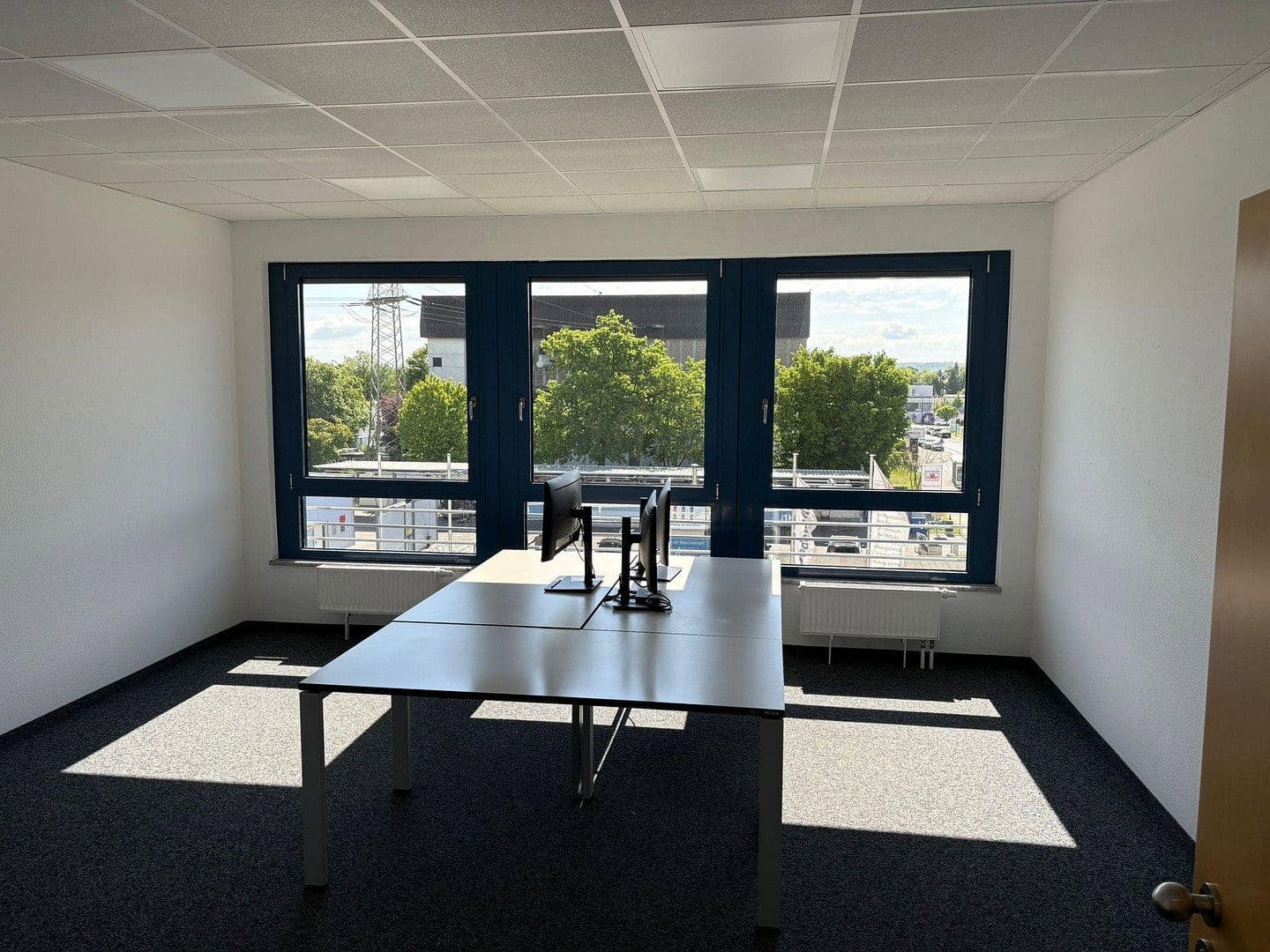 Pronájem kanceláře 50 m², Berner Str. 71, Frankfurt - Nieder-Eschbach, Hessen Pronájem kanceláře 50 m², Berner Str. 71, Frankfurt - Nieder-Eschbach, Hessen