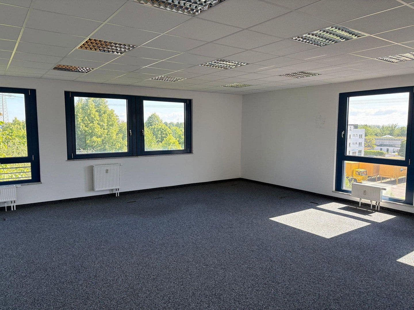 Pronájem kanceláře 50 m², Berner Str. 71, Frankfurt - Nieder-Eschbach, Hessen Pronájem kanceláře 50 m², Berner Str. 71, Frankfurt - Nieder-Eschbach, Hessen