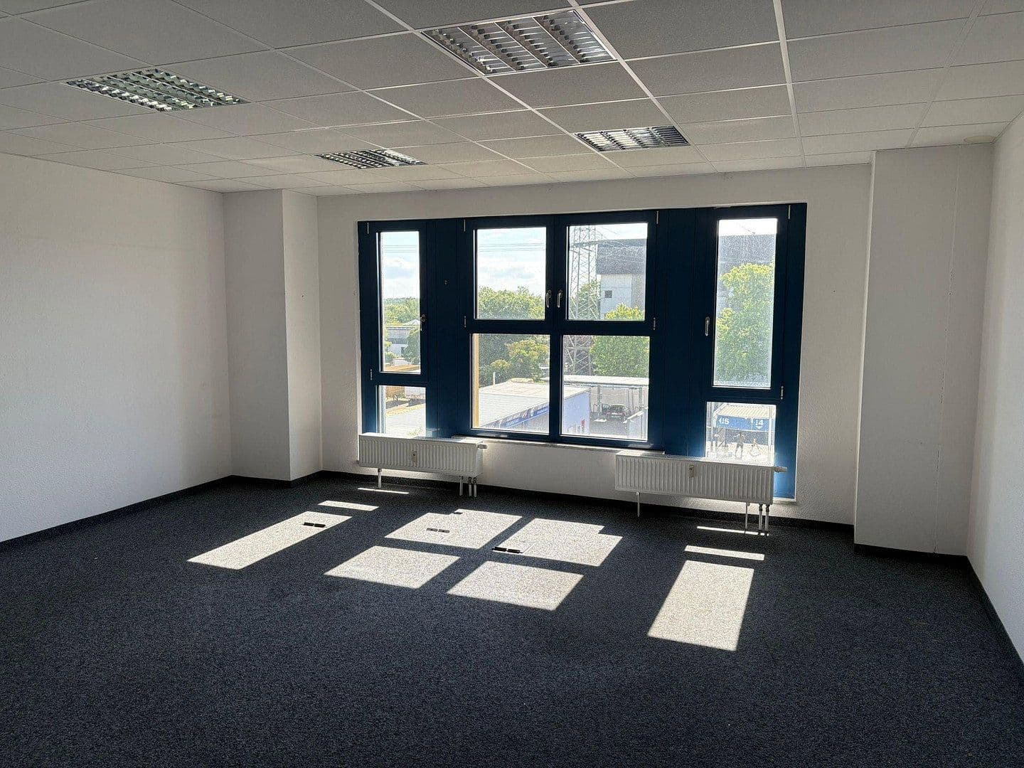 Pronájem kanceláře 50 m², Berner Str. 71, Frankfurt - Nieder-Eschbach, Hessen Pronájem kanceláře 50 m², Berner Str. 71, Frankfurt - Nieder-Eschbach, Hessen