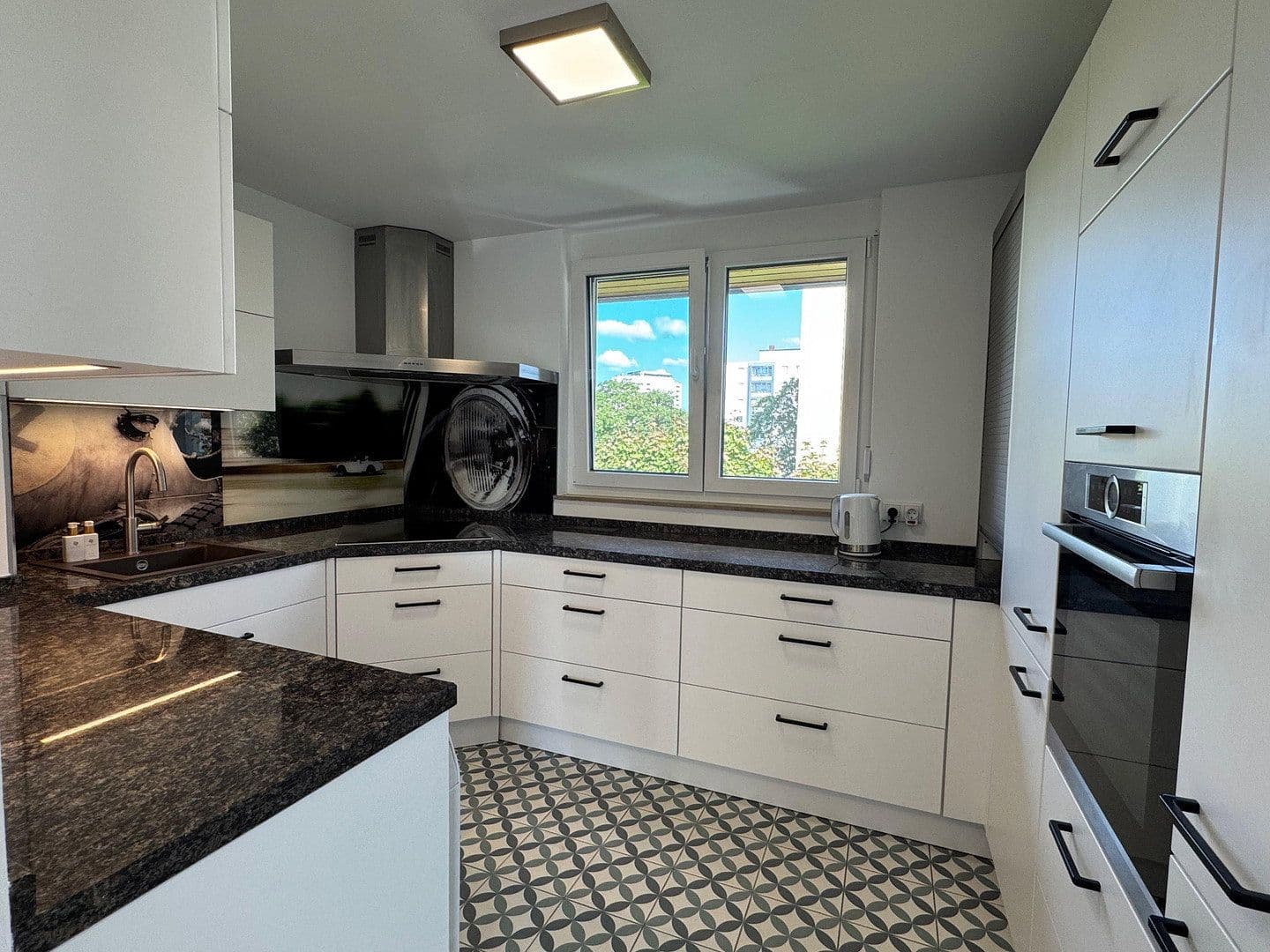 Prodej bytu 4+1 91 m², Konrad-Adenauer-Straße 2/1, Weinheim, Bádensko-Württembersko Prodej bytu 4+1 91 m², Konrad-Adenauer-Straße 2/1, Weinheim, Bádensko-Württembersko