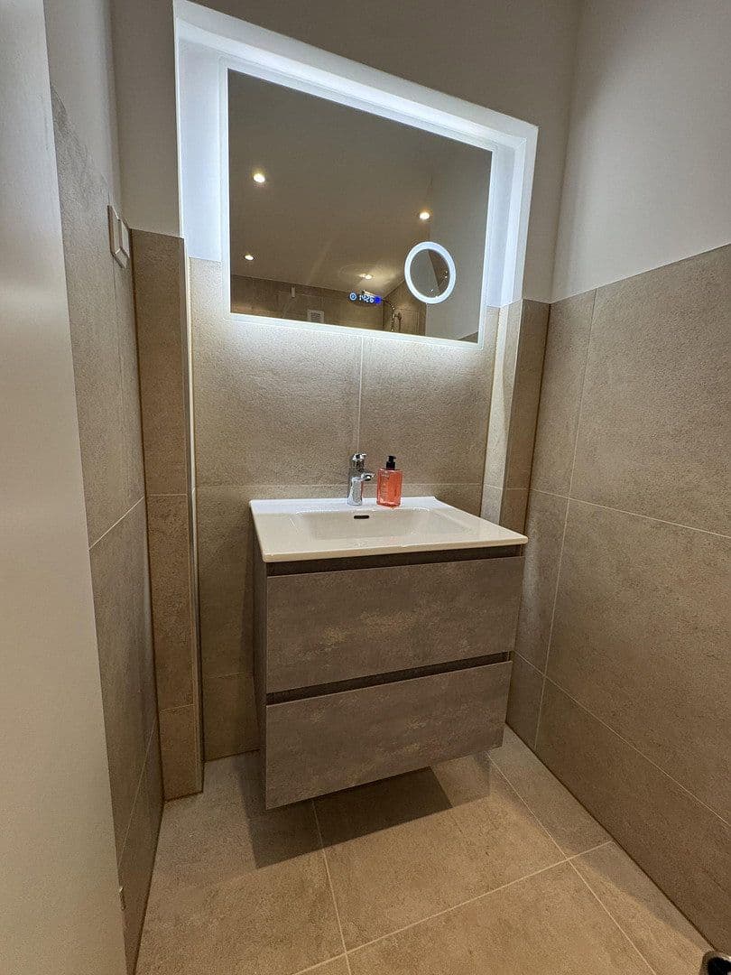 Pronájem bytu 3+1 90 m², Rheinallee 137, Düsseldorf, Severní Porýní-Vestfálsko Pronájem bytu 3+1 90 m², Rheinallee 137, Düsseldorf, Severní Porýní-Vestfálsko