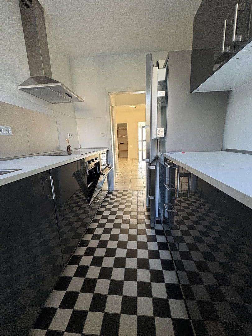 Pronájem bytu 3+1 90 m², Rheinallee 137, Düsseldorf, Severní Porýní-Vestfálsko Pronájem bytu 3+1 90 m², Rheinallee 137, Düsseldorf, Severní Porýní-Vestfálsko