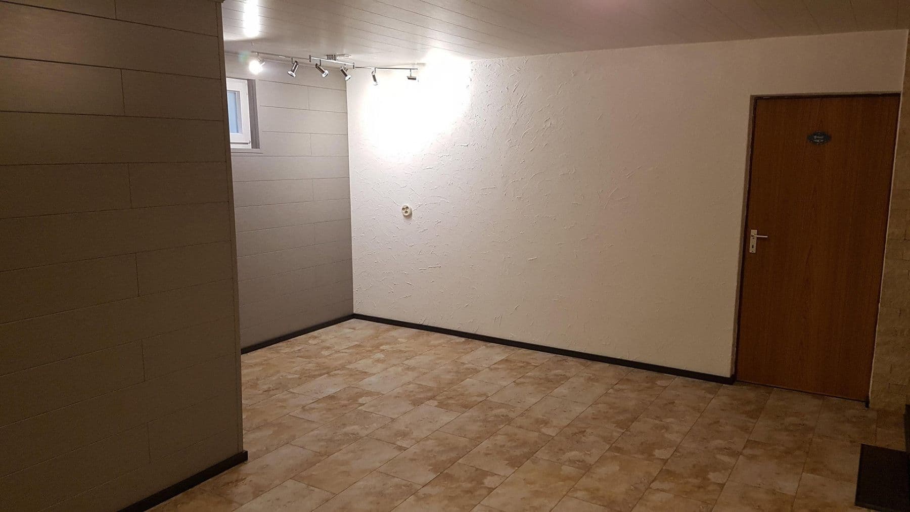 Pronájem bytu 3+1 100 m², Böbingen an der Rems, Bádensko-Württembersko Pronájem bytu 3+1 100 m², Böbingen an der Rems, Bádensko-Württembersko