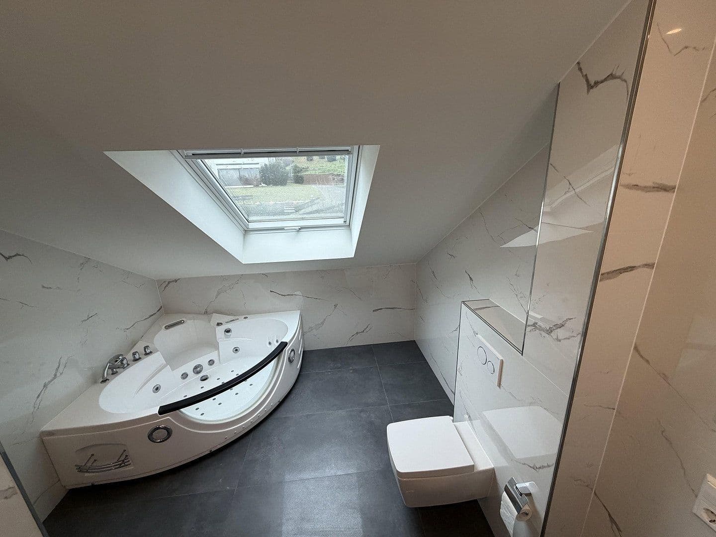 Prodej bytu 4+1 141 m², Wiesloch, Bádensko-Württembersko Prodej bytu 4+1 141 m², Wiesloch, Bádensko-Württembersko