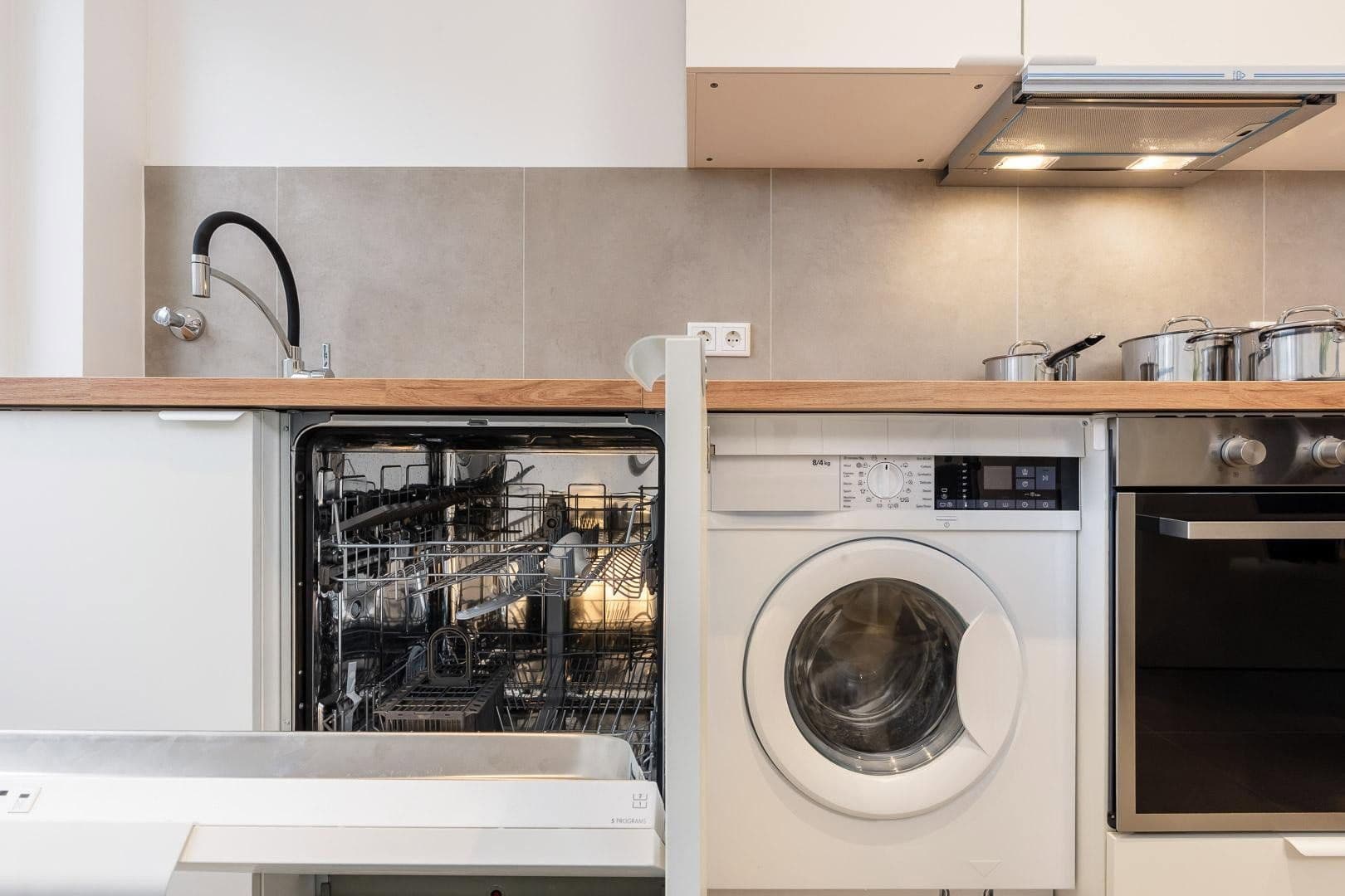 Pronájem bytu 1+1 20 m², Düsseldorf, Severní Porýní-Vestfálsko Pronájem bytu 1+1 20 m², Düsseldorf, Severní Porýní-Vestfálsko