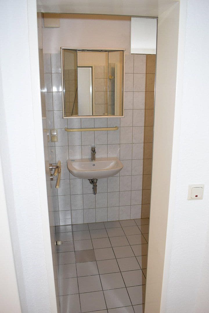 Pronájem bytu 1+1 40 m², Schiersteiner Straße, Wiesbaden, Hessen Pronájem bytu 1+1 40 m², Schiersteiner Straße, Wiesbaden, Hessen
