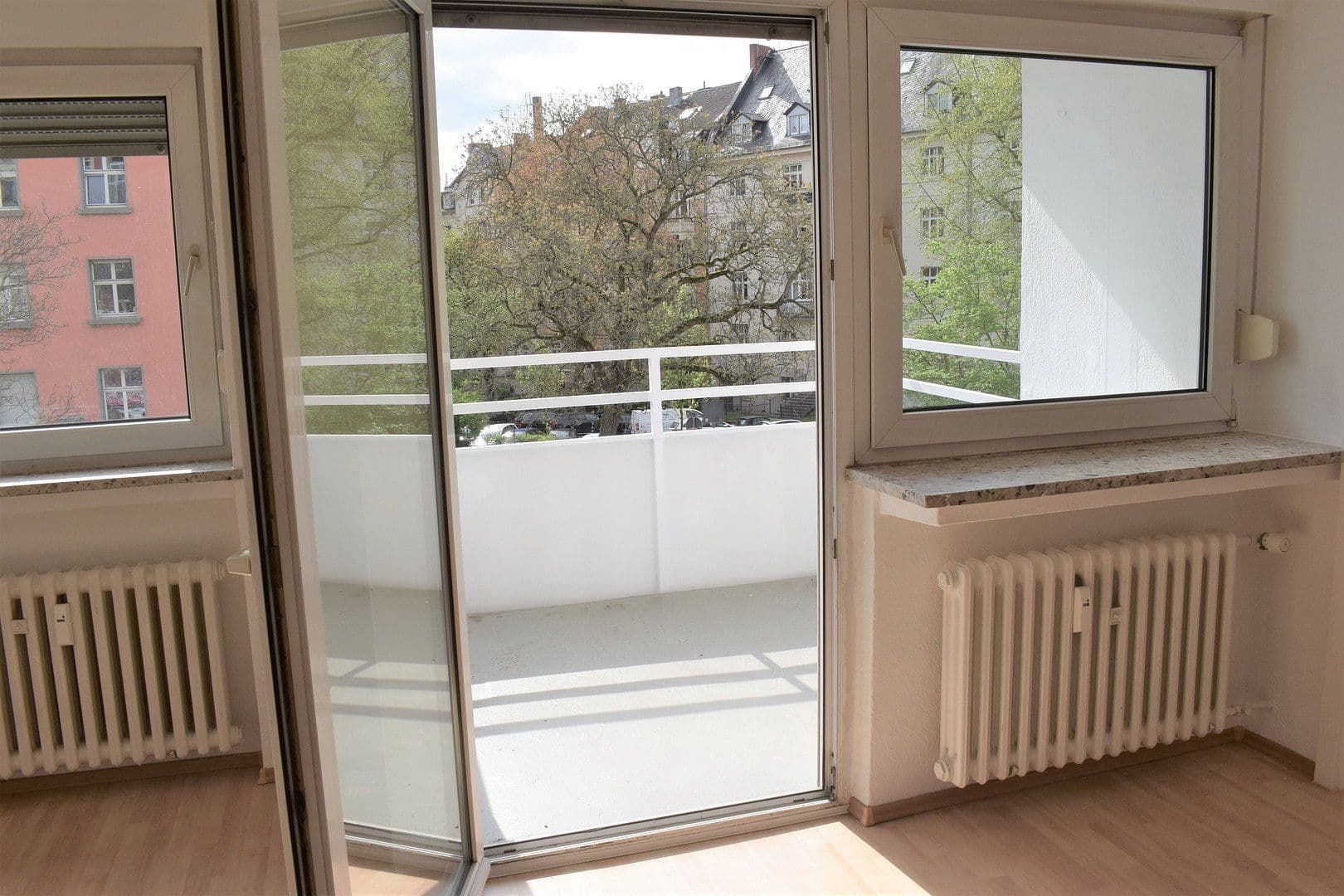 Pronájem bytu 1+1 40 m², Schiersteiner Straße, Wiesbaden, Hessen Pronájem bytu 1+1 40 m², Schiersteiner Straße, Wiesbaden, Hessen