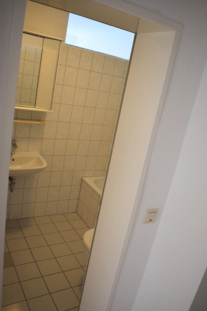 Pronájem bytu 1+1 40 m², Schiersteiner Straße, Wiesbaden, Hessen Pronájem bytu 1+1 40 m², Schiersteiner Straße, Wiesbaden, Hessen