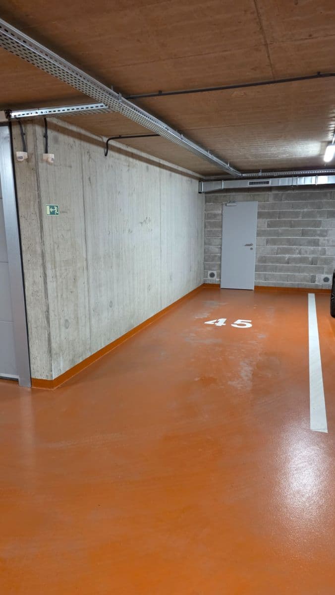 Pronájem garáže 12 m², Nad Stráněmi, Zlín, Zlínský kraj Pronájem garáže 12 m², Nad Stráněmi, Zlín, Zlínský kraj